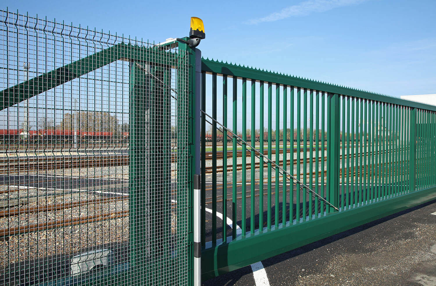 Portón de tipo industrial.