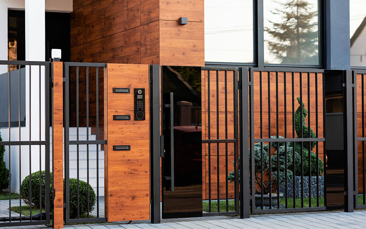 Portón de reja con puerta abatible.