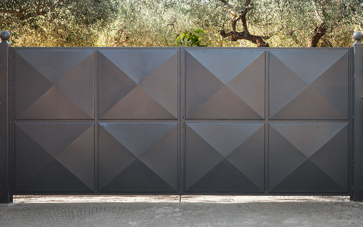 Portón con figura piramidal abatible.