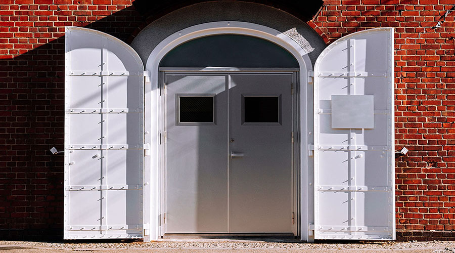 Puerta de herrería doble abierta