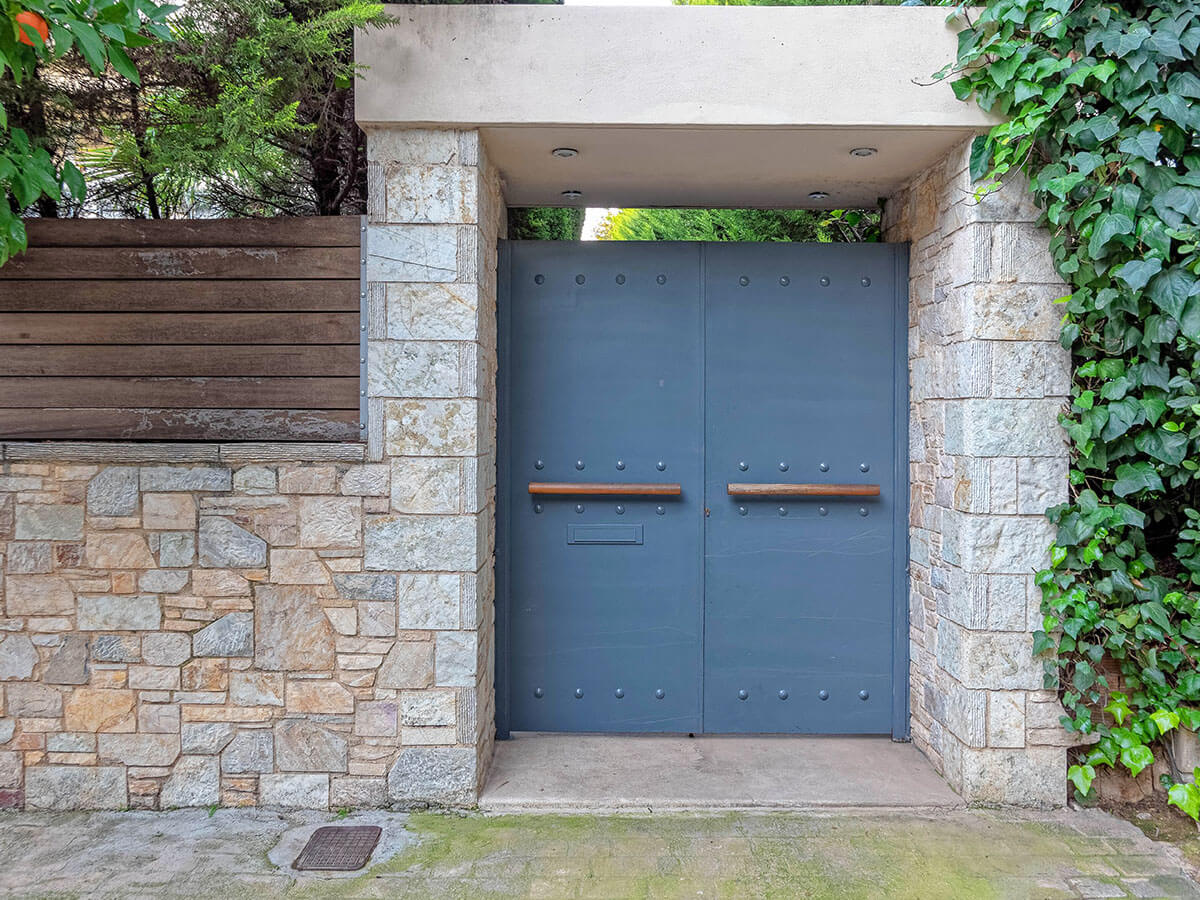 Puerta de herrería con manijas de madera