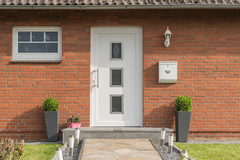 Puerta de acero con tres visores.