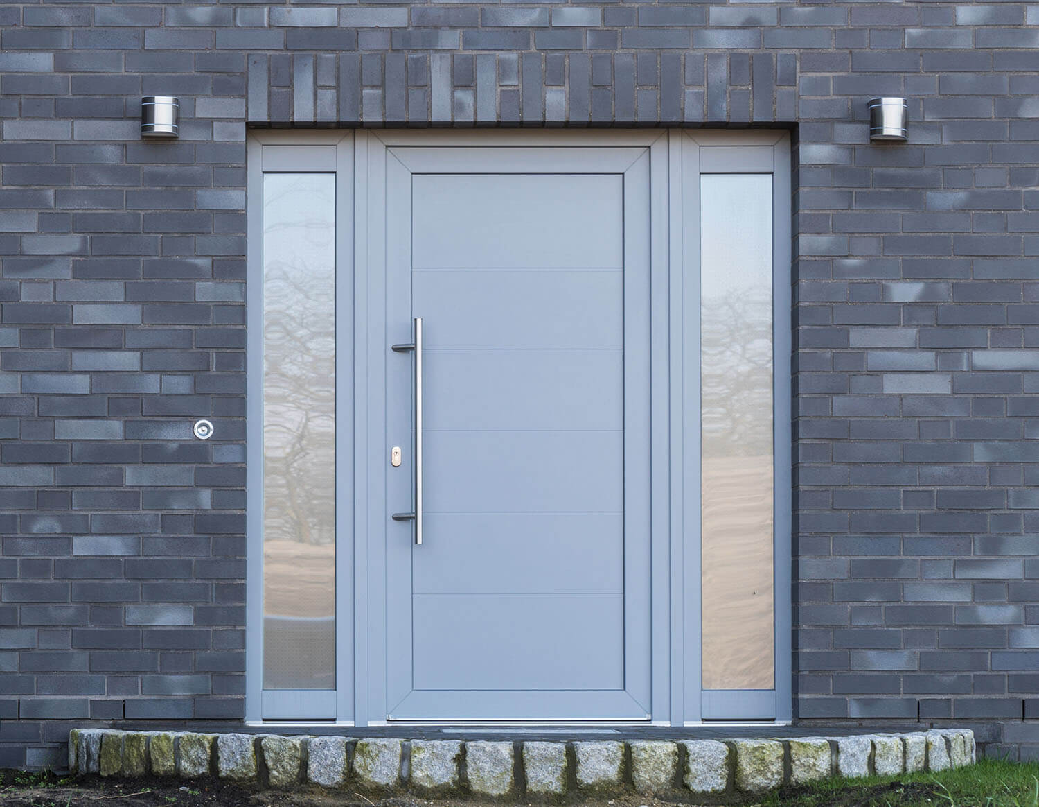 Puerta de acero con cristales laterales.