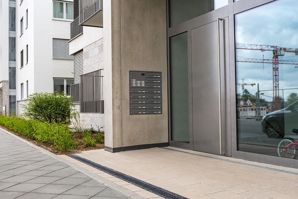 Puerta principal de edificio.