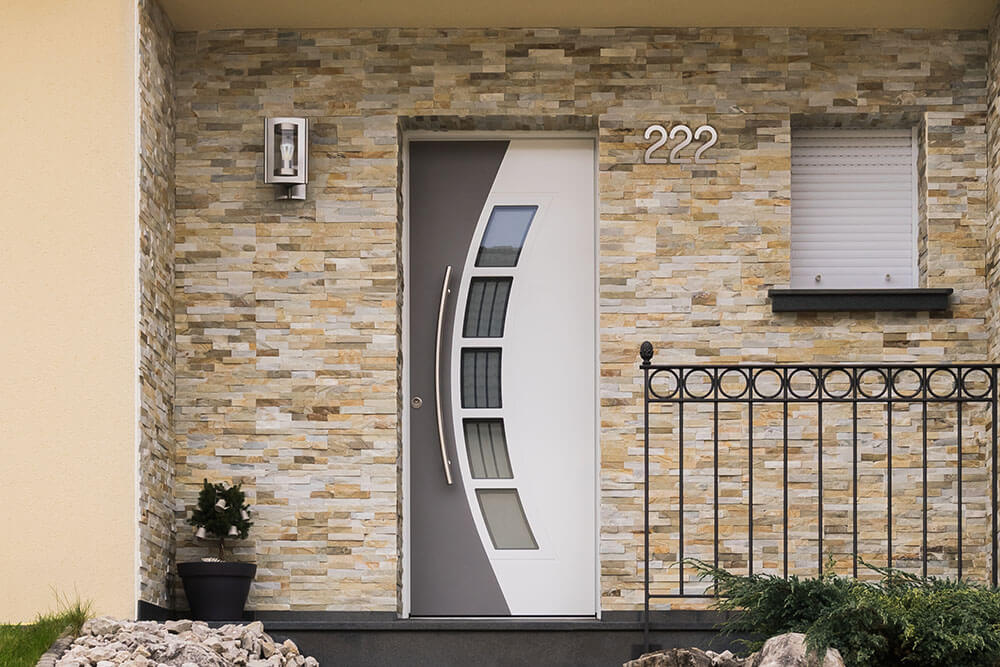 Puerta de acero con 5 visores curvos.