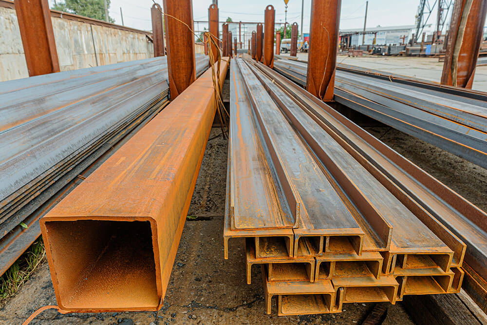 Perfil HSS cuadrado y perfil C.